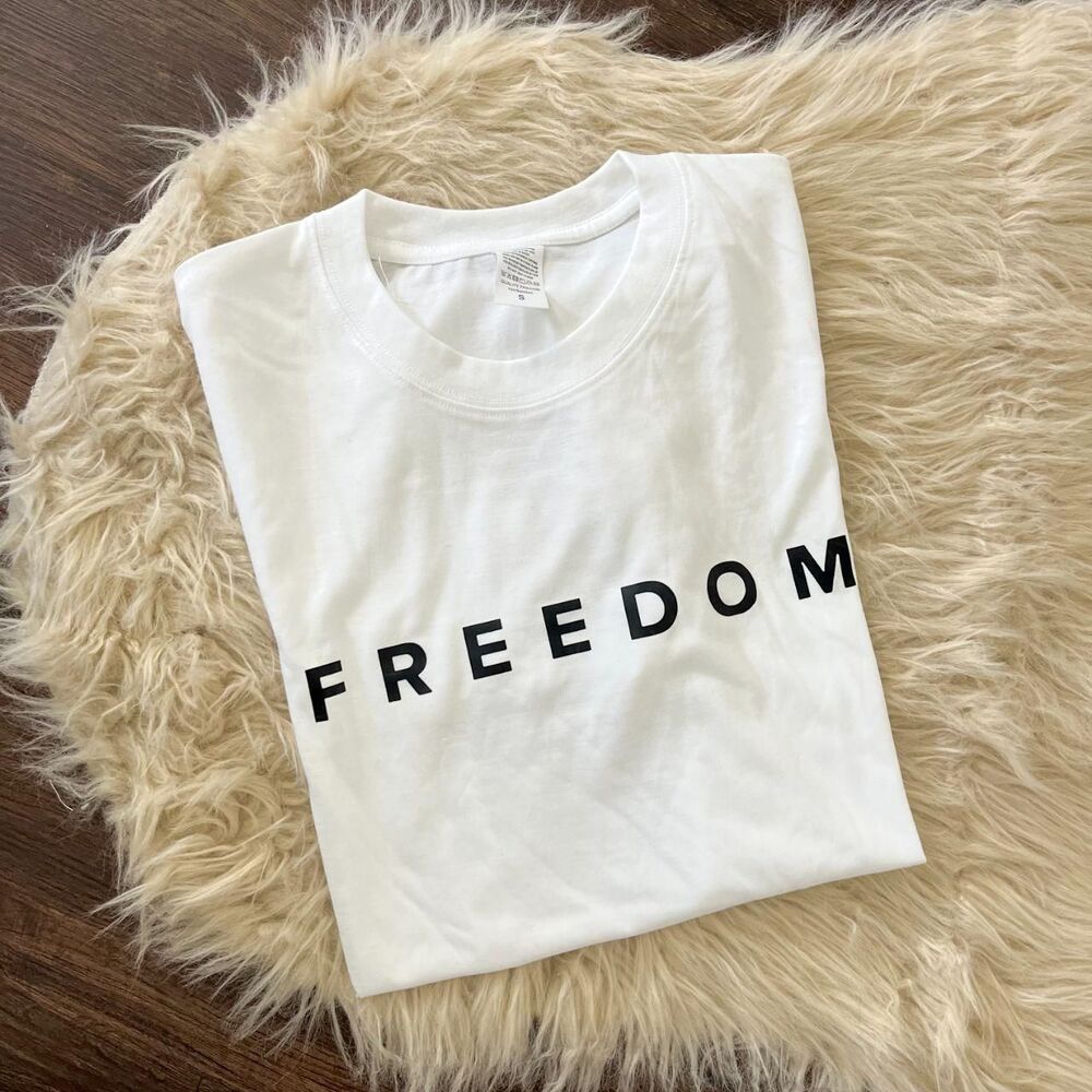 NWOT White Cotton "Freedom" Graphic T-shirt Size S